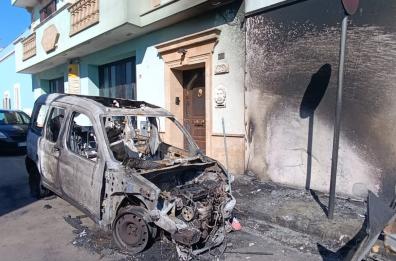 Miggiano, a fuoco il furgoncino di un'autofficina: danni anche alla facciata dell'edificio