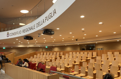 Puglia, pasticcio in Regione per il taglio di 10 consiglieri: prima del voto bisogna cambiare leggi e Statuto