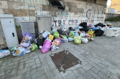 Taranto, un migliaio di euro al giorno per ripulire il rione Salinella dai cumuli di spazzatura