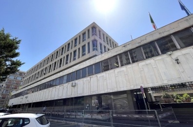 Taranto, minacciano e rapinano l’avvocato: padre 52enne e figlio 24enne rischiano il processo