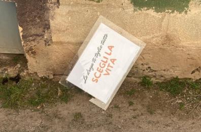 Alliste, don Dario Donateo affigge targhetta contro lo spaccio di droga: qualcuno l'ha divelta