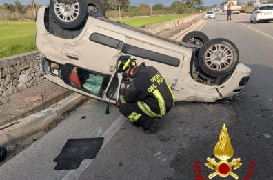 Alberobello, scontro tra due auto sulla provinciale: auto si ribalta, una donna ferita