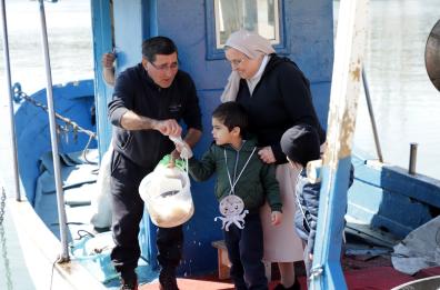 Bari, per la Giornata del Mare bimbi e volontari ripuliscono il molo Sant’Antonio