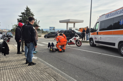 Matera, scontro tra due moto in via Montescaglioso: i due giovani centauri finiscono in ospedale