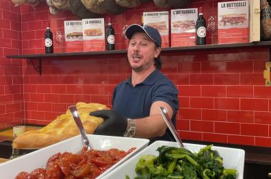 A Bari inaugura «L'Antico Vinaio»: bagno di folla per le schiacciate in via Sparano