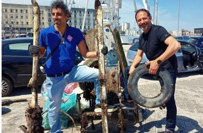 Volontari ripuliscono il mare di Bari da 600 chili di rifiuti