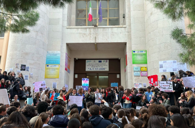 Barletta, flash mob contro il sessismo. Una domenica di mobilitazione, anche oggi studenti in piazza
