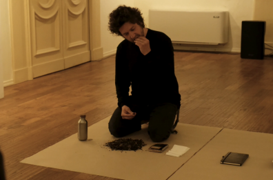 Bari, l'arte come risposta al fuoco che distrugge la natura: l'esibizione del performer Nico Angiuli 