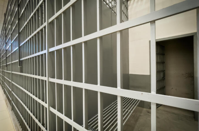 Taranto, detenuto sferra un pugno al volto di un ispettore di polizia penitenziaria