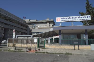 Malore mentre è in attesa nel pronto soccorso a Francavilla Fontana, cade e sbatte la testa: muore 55enne