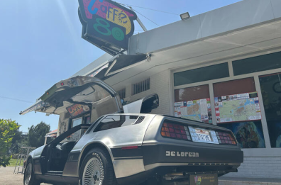  Marty McFly, la DeLorean e altri cimeli: Ritorno al Futuro rivive nel «Caffè 80» a Brindisi