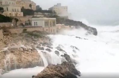 Tragedia sfiorata a Santa Cesarea Terme: onda travolge 12enne belga e la trascina in mare, salvata