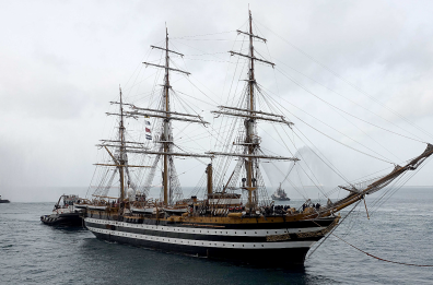 L'Amerigo Vespucci è arrivata a Taranto: giovedì Santo le coppie di perdoni a bordo per pregare al sepolcro allestito sul ponte