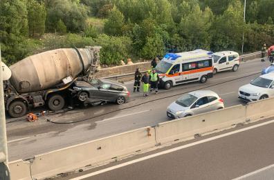 Auto contro betoniera sulla superstrada Grottaglie-Taranto: conducente ferito, traffico in tilt