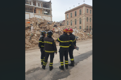 Bari, cantiere palazzina crollata: si comincia a coprire con le lamiere gli appartamenti scoperti. Lavori sospesi per il vento