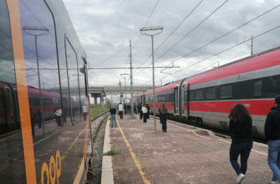 Treno Bari-Foggia, la denuncia: «Noi bloccati su un treno per sei ore nella notte. Disagi, caldo e nessuna assistenza»