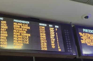Giornata da odissea sulla Foggia-Bari: prima un treno travolge bestiame a Incoronata, poi il guasto sulla linea. Ancora ritardi