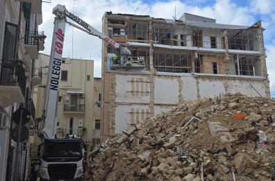 Bari, ripresi i lavori di rimozione delle macerie nel cantiere della palazzina crollata in via Pinto