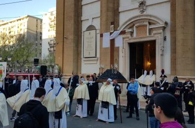 Taranto, dopo 10 anni i Misteri sfilano in Città vecchia. Il vescovo: «La guerra? Gesù ci insegna la non violenza»