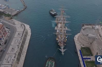Viaggio a bordo dell'Amerigo Vespucci: un racconto sospeso tra storia e leggenda