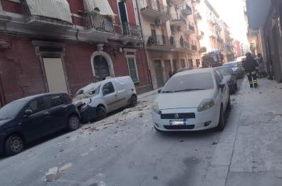 Taranto, crolla cornicione di un edificio nel centro cittadino