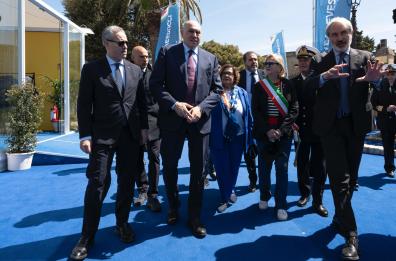 Il ministro Crosetto al Villaggio IN Italia e a bordo di Nave Amerigo Vespucci a Taranto