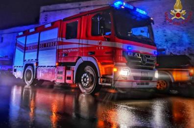 Avvolto dalle fiamme mentre brucia sterpaglie nel suo terreno: a San Severo muore 67enne