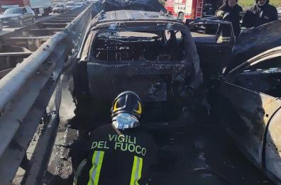 Incidente stradale sulla SS 16 Foggia-Cerignola: auto prende fuoco
