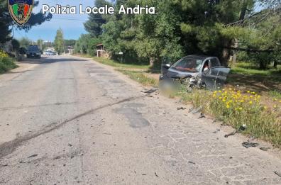 Smart contro autocarro che trasporta blocchi in pietra alle porte di Andria: 60enne in codice rosso