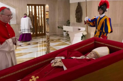 I funerali del Papa sabato alle 10. Da domani salma esposta a San Pietro, diffusa prima foto: indossa la mitra e ha il rosario tra le mani