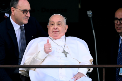 Il Papa e il nodo della convalescenza. L'esperto: «Dopo una polmonite grave servono due mesi di riposo»