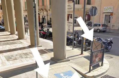 Monopoli, marciapiede impraticabile nei pressi di una nuova attività commerciale: la denuncia