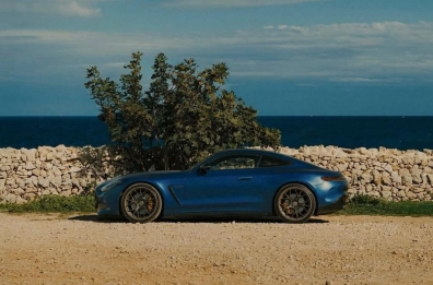 La nuova Mercedes «sfila» a Ostuni: la «città bianca» set per la promozione dell'iconica auto