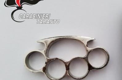 Taranto, minaccia la convivente con un tirapugni: arrestato un 42enne