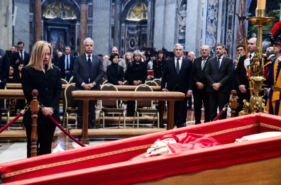 Il saluto del mondo al Papa. L'omaggio di Meloni. In 100mila in fila per l'ultimo saluto.