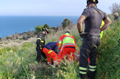 Andrano, escursionista precipita in un dirupo e viene salvata dai vigili del fuoco