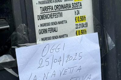 Bari città turistica: «il 25 aprile la navetta non è attiva», su un foglio scritto a mano 