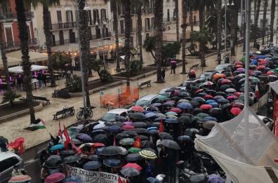 Bari, il corteo antifascista sotto la pioggia: in 2mila partono da Piazza Umberto