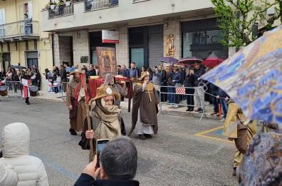 Temporale ad Altamura, ma il corteo storico di Federicus sfila anche sotto la pioggia