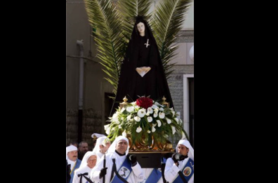 Corato, urla e bottiglie contro i confratelli: la processione costretta a cambiare il percorso