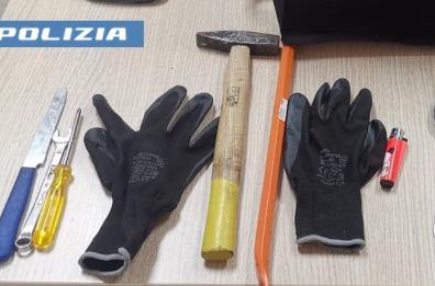 Taranto, il ladro goloso finisce ai domiciliari: in un mese aveva compiuto sei furti in bar e pasticcerie