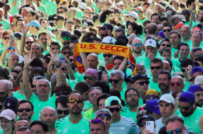 Bari, alla Deejay Ten compare sciarpa del Lecce. Consigliere Pd: «Provocatoria l'esibizione di squadre del paesello»