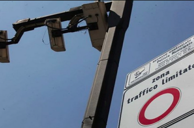 Ztl Locorotondo, pioggia di multe e budget sforato per le raccomandate: «Costate troppo».