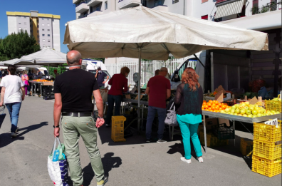 Barletta, il mercato di via Rossini resta lì : valzer tra le bancarelle «food» e «no food»