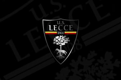 Atalanta-Lecce, i salentini in campo in maglia bianca per protesta: «La partita dei valori calpestati»