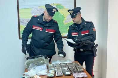 Cagnano Varano, 30enne arrestato in flagranza con quasi nove kg di droga, tra cocaina, hashish e marijuana