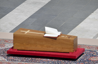 L’ultimo saluto al Papa e quella forza che unisce oltre ogni barriera
