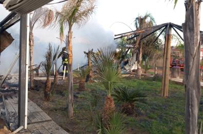 Incendio distrugge stabilimento balneare a Marina di Pescoluse: chiosco avvolto dalle fiamme