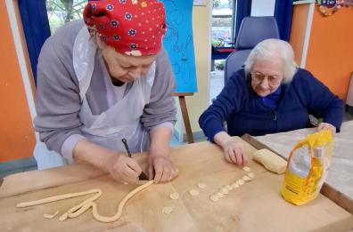 Ad Andria le nonnine di una Rsa impastano le orecchiette per raccontare la tradizione