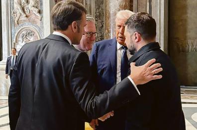 L’occidente diviso riunito per un attimo intorno a Francesco
